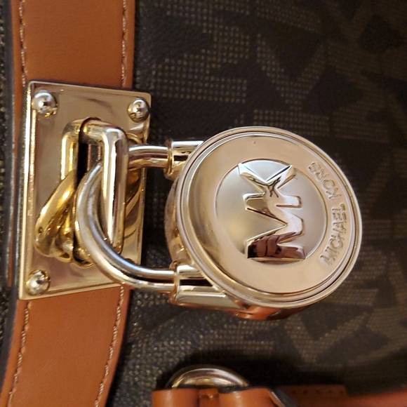 Michael Kors Handbag Set - Picture 2 of 15